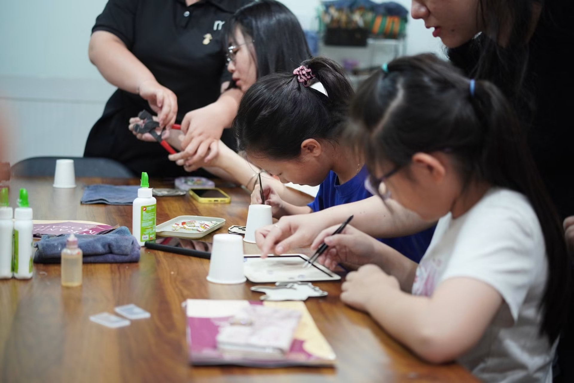 Học viên tỉ mỉ ghép tranh đá mosaic trong workshop tại Hands Class