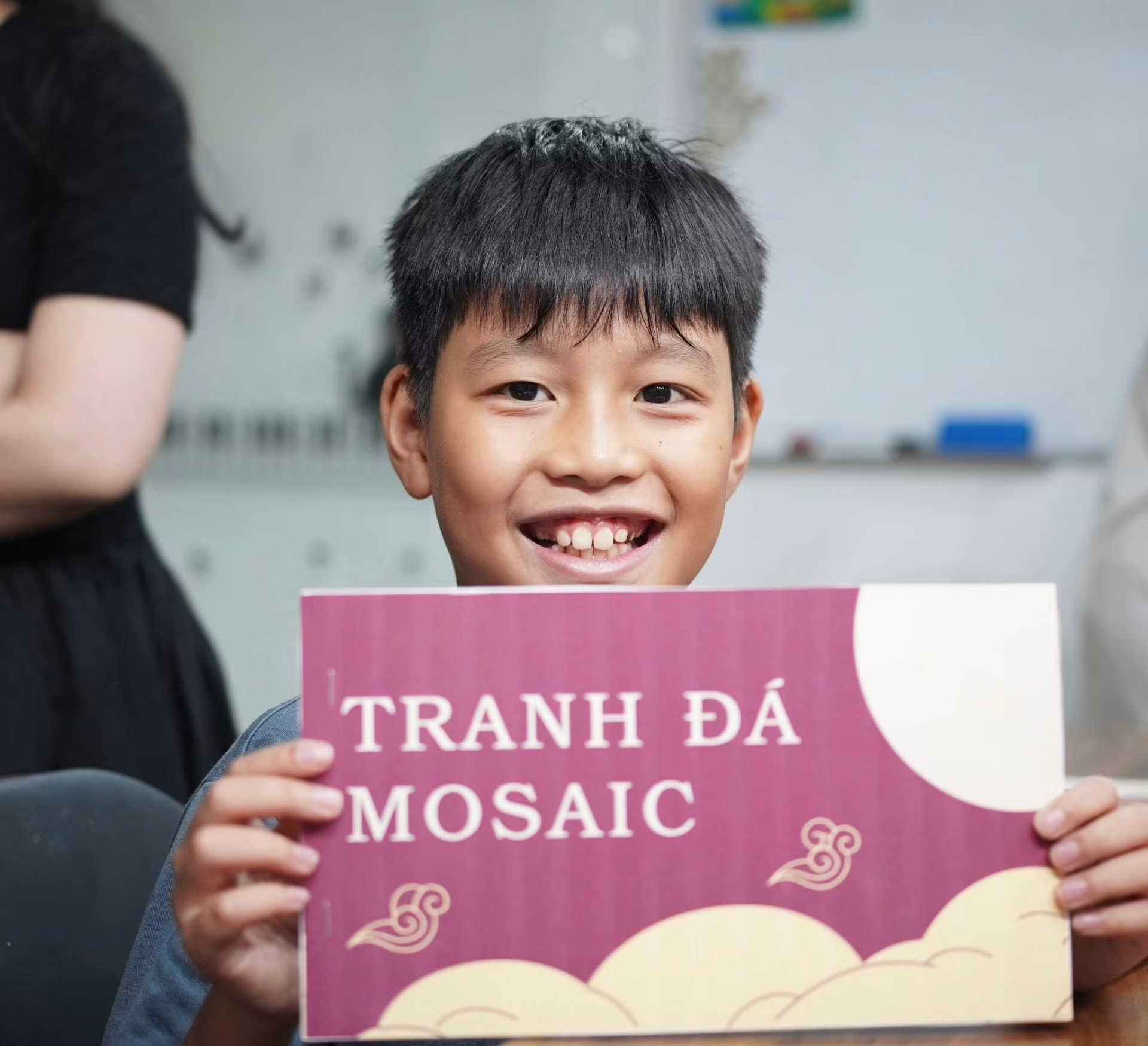 Học viên nhỏ vui vẻ cầm bảng Tranh đá Mosaic tại Hands Class