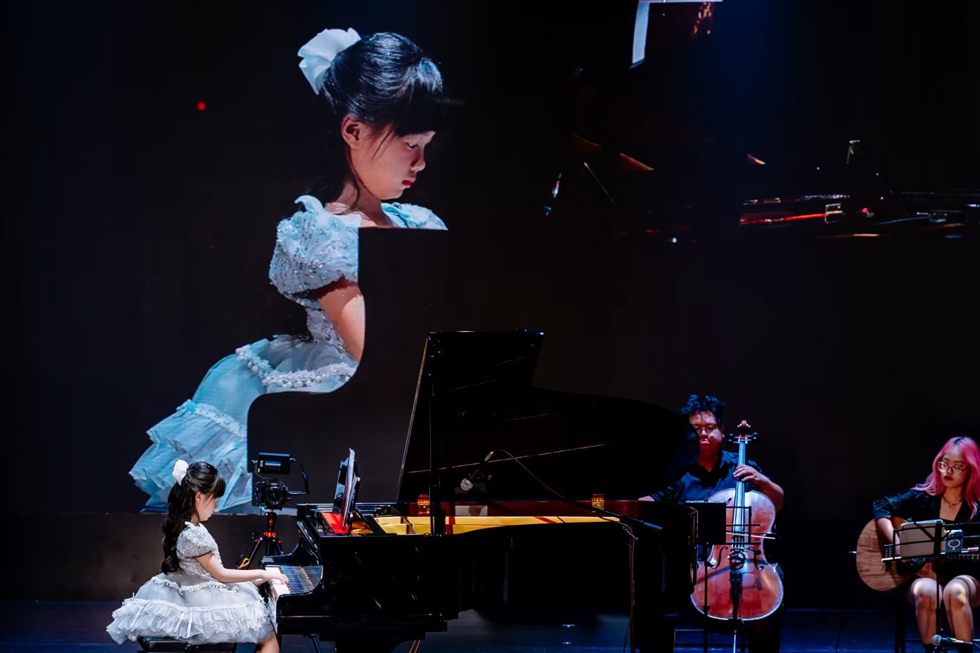 Học viên Hands Class biểu diễn Piano cùng dàn nhạc trên sân khấu concert